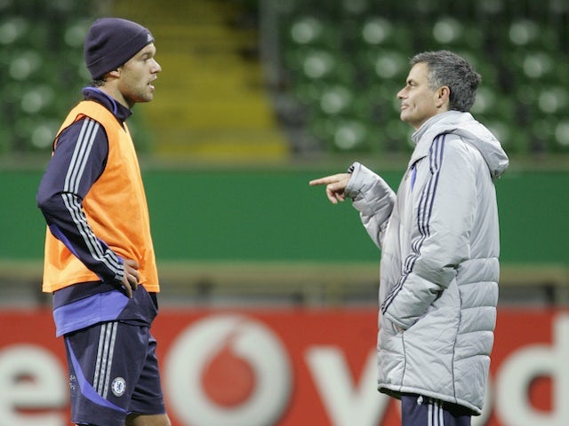 Chelsea's Michael Ballack speaks to coach Jose Mourinho on November 21, 2006