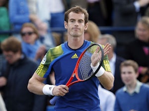 Murray eases into last eight at Queen's
