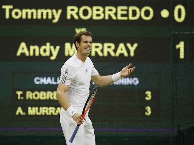 Murray beats Robredo in straight sets