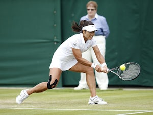 China's Li Na in action against Romania's Simona Halep during day four of the Wimbledon Championships on June 27, 2013