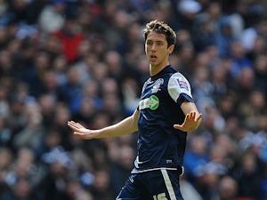 Prosser signs new Southend deal