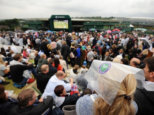 Fans brave the rain during Andy Murray vs Tommy Robredo on June 28, 2013