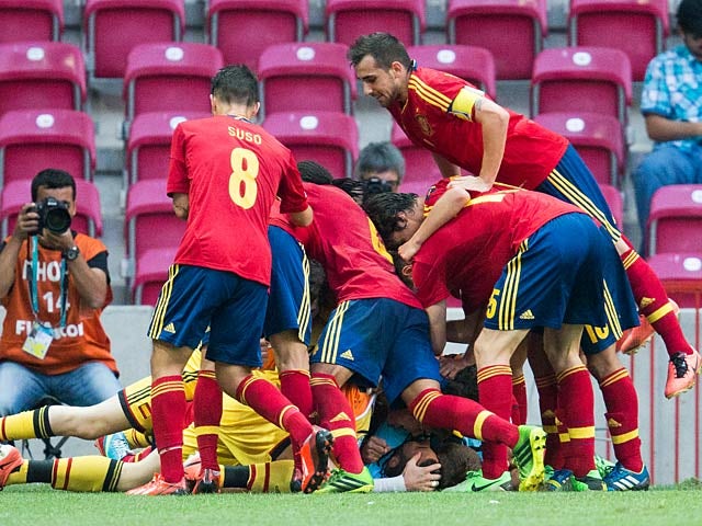 Spain snatch late win over Mexico