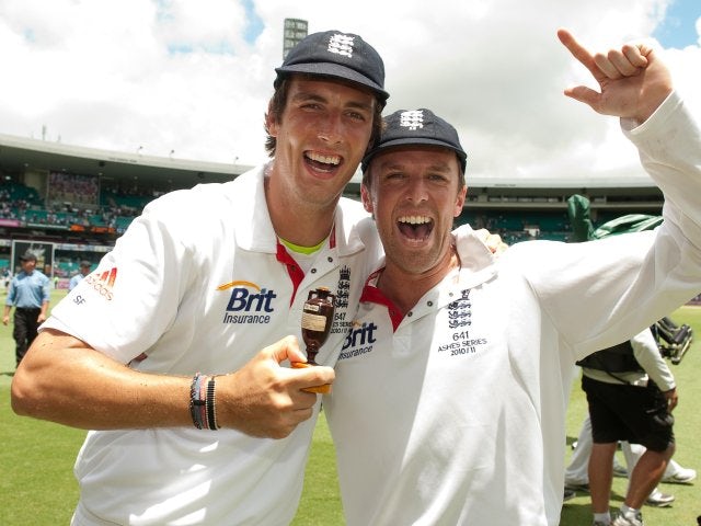 Steven Finn and Graeme Swann pose with The Ashes urn.