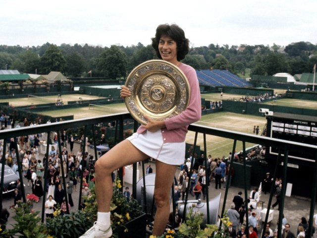 Virginia Wade with the Wimbledon trophy in 1977.