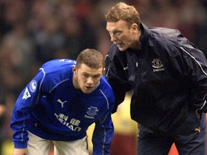 David Moyes passes out instructions to Wayne Rooney.
