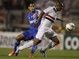 Sao Paulo FC's Wellington dribbles past Universidad de Chile's Enzo Gutierrez on November 7, 2012