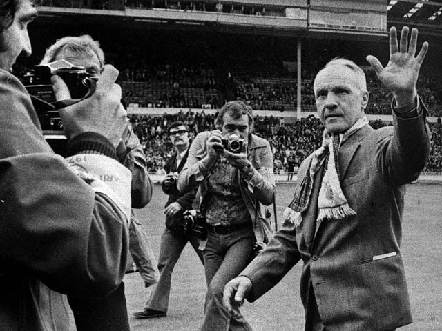 Liverpool's newly-retired manager Bill Shankly acknowleges the fans ovation as he makes a circuit of the pitch at Wembley Stadium on August 10, 1974