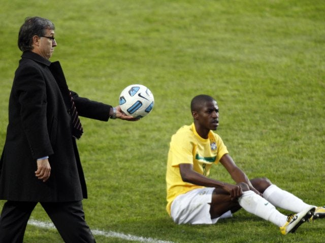 Gerardo Martino hands the ball back to Brazilian midfielder Ramires.