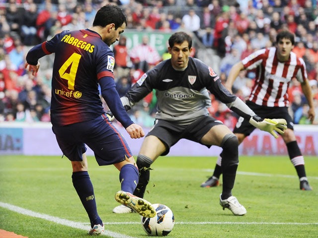 Athletic Bilbao's goalkeeper Gorka Iraizoz prepares to stop a shot from Barcelona's Francesc Fabregas during the La Liga match on April 27, 2013
