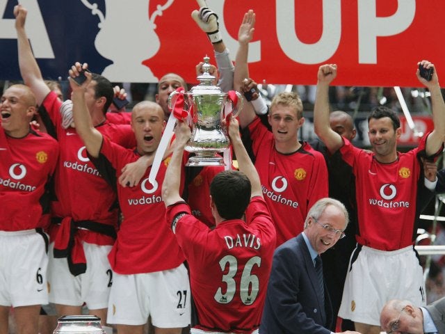 Manchester United players pay tribute to Jimmy Davis while lifting the FA Cup.
