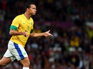 Spurs target Leandro joins Santos