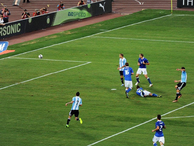 Gonzalo Higuain of Argentina scores the opening goal during the international friendly match between Italy v Argentina at Stadio Olimpico on August 14, 2013