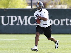 Le'Veon Bell #26 of the Pittsburgh Steelers participates in drills during Rookie Camp on May 3, 2013