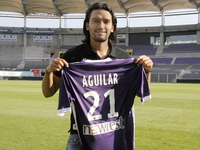 Colombian international midfielder Abel Aguilar poses with his Toulouse jersey on August 22, 2013