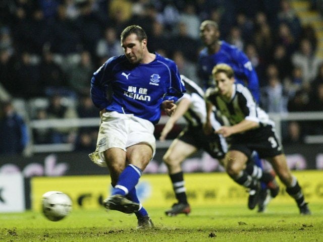David Unsworth scores a penalty for Everton against Newcastle United.
