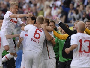 Augsburg snatch late win over 10-man Nuremburg