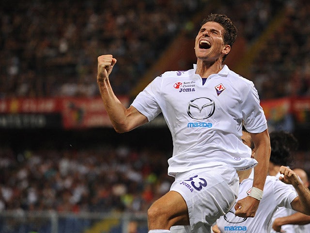 Fiorentina's Mario Gomez celebrates after scoring his team's third goal against Genoa on September 1, 2013