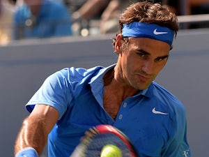 Federer reaches round three in Paris