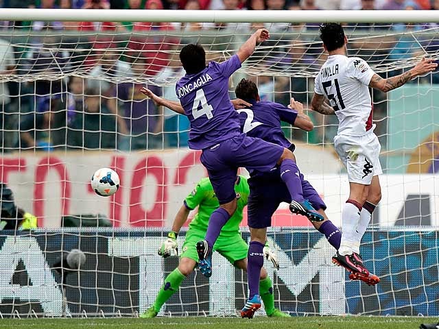 Cagliari's Mauricio Pinilla scores the equaliser during the match against Fiorentina on September 15, 2013