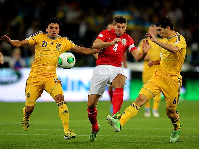 Ukraine's Edmar and Taras Stepanenko battle for the ball with England's Steven Gerrard during their World Cup qualifying match on September 10, 2013