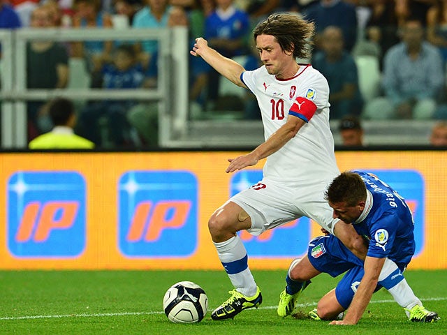 Czech's Tomas Rosicky and Italy's Emanuele Giaccherini battle for the ball during their World Cup qualifier on September 10, 2013