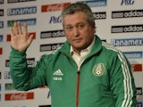 New Mexican national football team coach Victor Manuel Vucetich waves at the end of a press conference on September 12, 2013