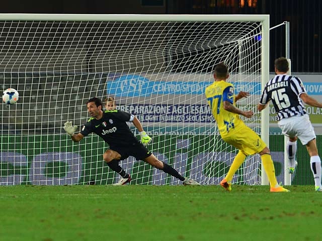 Chievo Verona's Cyril Thereau scores the opening goal against Juventus during their Serie A match on September 25, 2013