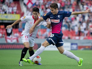 Ten-man Sevilla win first leg of Copa tie
