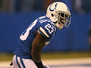 Davis agrees new Colts deal