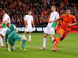 Van Gaal lauds Van Persie's Dutch milestone