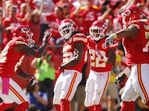 Chiefs hold narrow lead over Rams