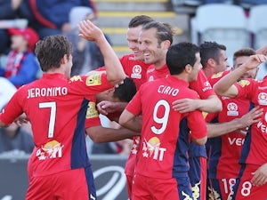Nine-man Adelaide beat Glory