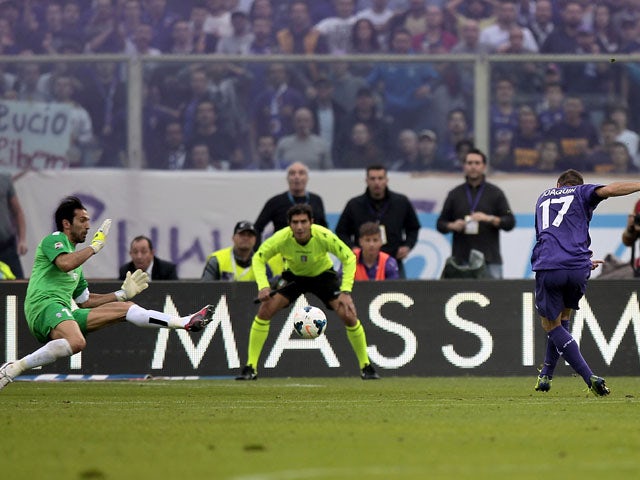 Sanchez Rodriguez Joaquin #17 of ACF Fiorentina scores a goal during the Serie A match between ACF Fiorentina and Juventus at Stadio Artemio Franchi on October 20, 2013