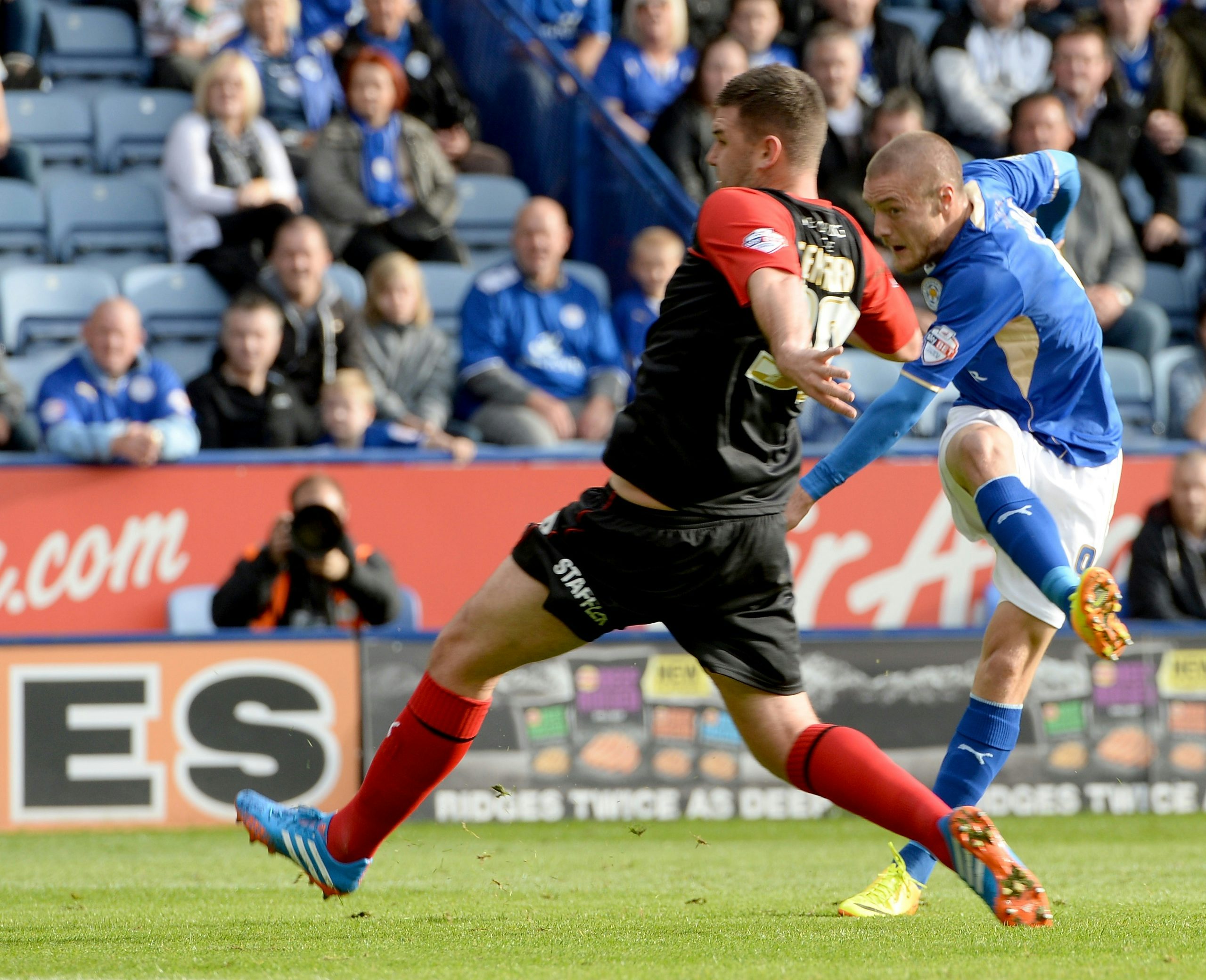 Jamie Vardy of Leicester scores the opening goal during the Sky Bet Championship match between Leicester City and Huddersfield Town on October 19, 2013