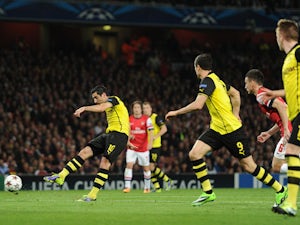 Dortmund edge past Arsenal