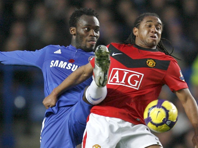 Chelsea's Ghanaian midfielder Michael Essien (L) vies with Manchester United's Brazilian midfielder Anderson during the English Premier League footbal match between Chelsea and Manchester United on November 8, 2009