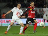 Guingamp's French forward Thibault Giresse vies with Lille's French midfielder Jonathan Delaplace during the French L1 football match Guingamp vs Lille on November 9, 2013