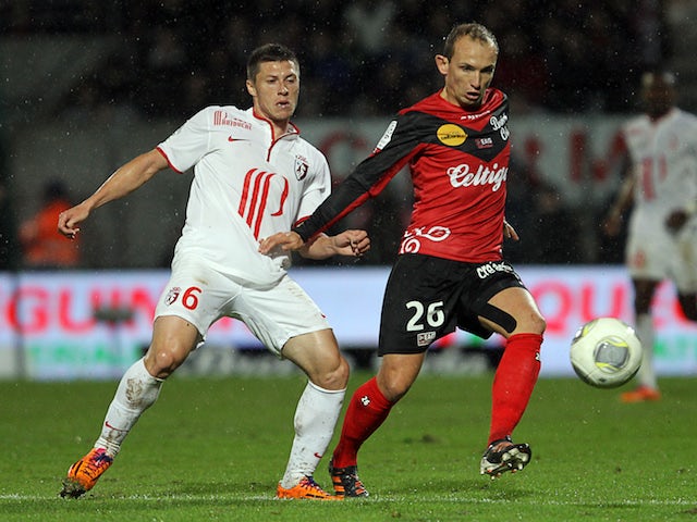 Guingamp's French forward Thibault Giresse vies with Lille's French midfielder Jonathan Delaplace during the French L1 football match Guingamp vs Lille on November 9, 2013