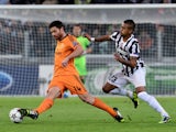Real Madrid midfielder Xabi Alonso controls the ball in front of Juventus' Chilean midfielder Arturo Vidal on November 5, 2013