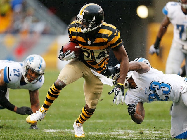 Antonio Brown of the Pittsburgh Steelers runs for a first quarter touchdown between Glover Quin of the Detroit Lions and Chris Houston at Heinz Field on November 17, 2013