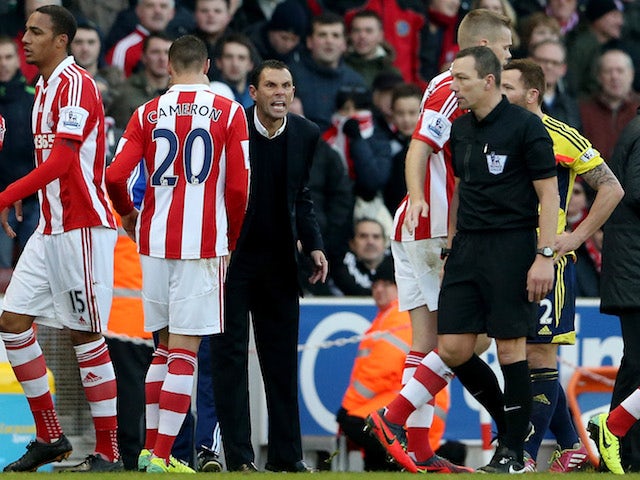 Sunderland manager Gustavo Poyet remonstrates with referee Kevin Friend during the Premier League match between Stoke City and Sunderland at Britannia Stadium on November 23, 2013