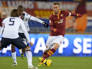AS Roma's midfielder Daniele De Rossi vies with Cagliari's midfielder Daniele Conti and Cagliari's Colombian forward Victor Ibarbo during the Italian Serie A football match on November 25, 2013