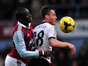 Scott Parker vies with Mohamed Diame during the English Premier League football match between West Ham United and Fulham on November 30, 2013