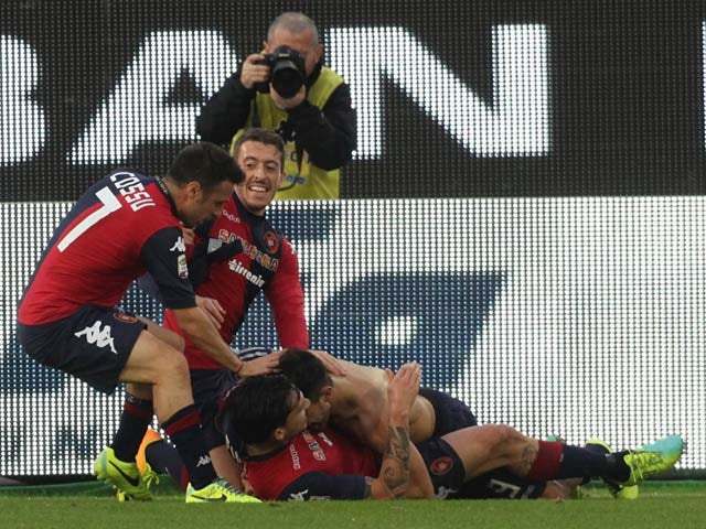 Cagliari 's Marco Sau celebrates with teammates after scoring his team's opening goal against Genoa during their Serie A match on December 8, 2013