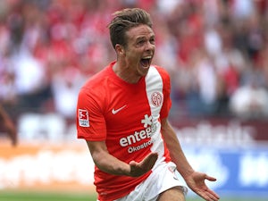 Mainz beat 10-man Hamburg late on