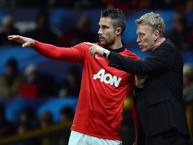 Manchester United's Scottish manager David Moyes gives instructions to Manchester United's Dutch striker Robin van Persie during the UEFA Champions League football match against Shakhtar on December 10, 2013