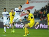 Toulouse's French midfielder Adrien Regattin (L) vies with Nantes' French midfielder Lucas Deaux during the French L1 football match between Nantes and Toulouse on December 14, 2013