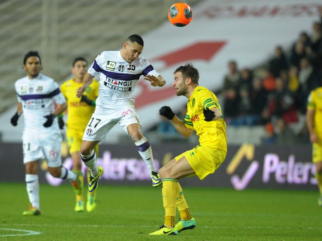 Toulouse's French midfielder Adrien Regattin (L) vies with Nantes' French midfielder Lucas Deaux during the French L1 football match between Nantes and Toulouse on December 14, 2013