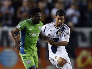 Martins brace sees Seattle edge out Chicago